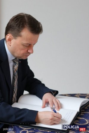 Minister Błaszczak składa wpis do księgi pamiątkowej