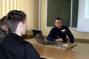 Dyrektor Biura Historii i Tradycji Komendy Głównej Policji wśród kadetów