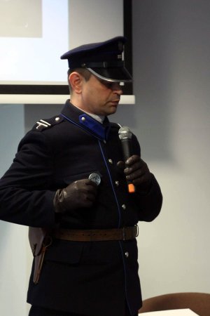 policjant w mundurze przedwojennym