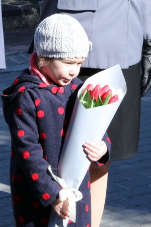 dziecko z tulipanami