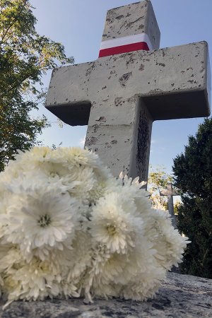 krzyż na grobie w Kurowicach