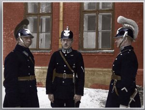 Funkcjonariusze Policji Państwowej w hełmach wz. 1925