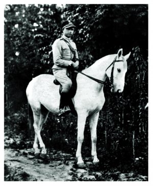 Jan Piwnik konno, w czasie służby w P.P.  Ćwiczenia P.P. na Wołyniu, Zaturce, 25 maj 1937r. Zdjęcie z zasobów Kwatery majora „Ponurego” w Janowicach.