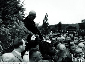 Jan Piwnik (w dolnym rzędzie, drugi od lewej, widać czubek głowy) w czasie pełnienia służby w ochronie Walerego Sławka.  Racławice, 5 lipca 1935 r. Zdjęcie z zasobów NAC