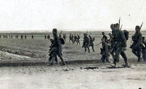 Żołnierze podczas przemarszu na pozycje bojowe