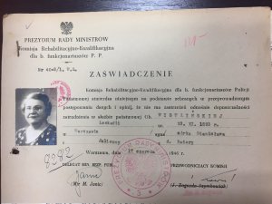Zaświadczenie Komisji Rehabilitacyjno-Kwalifikacyjnej o dopuszczalności zatrudnienia w służbie państwowej Widulińskiej Leokadii 1946 rok