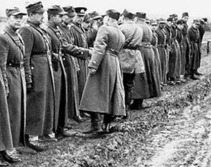 Dowódca SGO POLESIE gen. bryg. Franciszek Kleberg przed frontem dowodców poszczególnych jednostek w czasie bitwy pod Kockiem