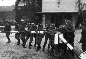 Propagandowe zdjęcie niemieckich żołnierzy na przejściu granicznym Sopot Kamienny Potok-Gdynia Orłowo Kolibki