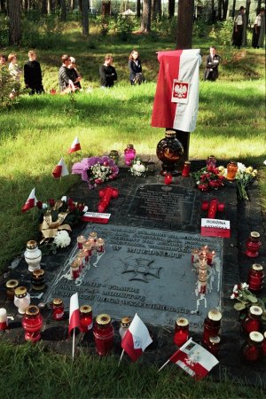 Tablica pamiątkowa i krzyż na terenie cmentarza w Miednoje