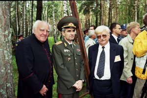 Przy księdzu Peszke stoi rosyjski wojskowy