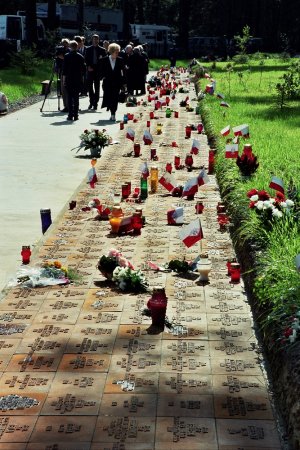 Tabliczki epitafijne na cmentarzu w Miednoje