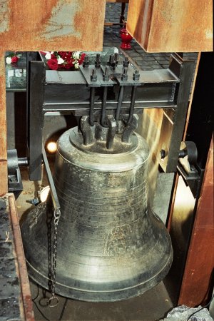 Dzwon na terenie cmentarza w Miednoje