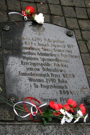 Tablica pamiątkowa na terenie cmentarza w Miednoje