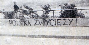 Polska Zwycięży napis przy ul. Madalińskiego w Warszawie - 16 X 1943 roku