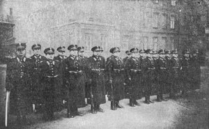 Funkcjonariuszki Policji Państwowej stojące w dwuszeregu