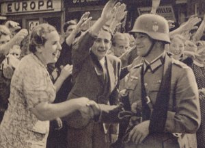 Ludność witająca wkraczające do miasta wojska niemieckie