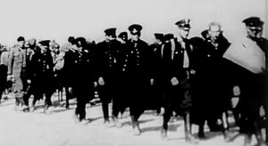 Funkcjonariusze Policji Województwa Śląskiego w drodze do niewoli