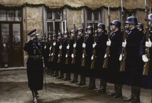 Komendant Główny Policji Państwowej gen. insp. Józef Kordian Zamorski w mundurze Policji Państwowej przed frontem kompanii honorowej