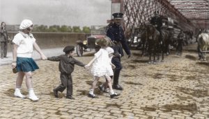 Policjant z dziećmi na spacerze - Warszawa 1925 rok