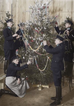Przygotowanie do świat Bożego Narodzenia w oddziale policji konnej w Warszawie 24.12.1925 roku
