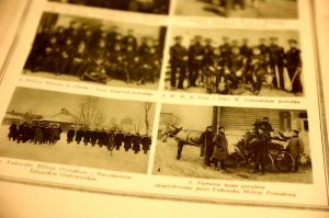 Fotografie z publikacji przedstawiające Milicję Miejska podczas służby