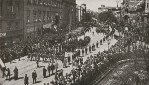 Uroczysty pochód 3 Maja w Warszawie w roku 1916. Pluton honorowy Milicji Miejskiej i Komitet Obywatelski m. st. Warszawy