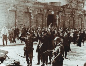 Powstańcza policja w czasie powstania warszawskiego eskortująca jeńców niemieckich