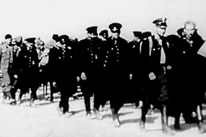 Funkcjonariusze Policji Państwowej w sowieckiej niewoli podczas marszu do obozu jenieckiego
