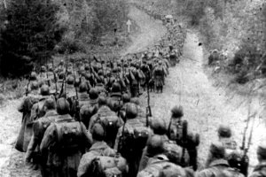 Żołnierze armii czerwonej w drodze na front