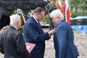 Odznacza medalem Jan Józef Kasprzyk szef Urzędu do Spraw Kombatantów i Osób Represjonowanych