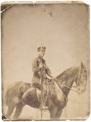 Żołnierz Wojska Polskiego na koniu, z lancą w ręku