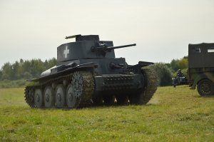 Czołg LT wz. 38 wjeżdża pomiędzy porzucone polskie pojazdy
