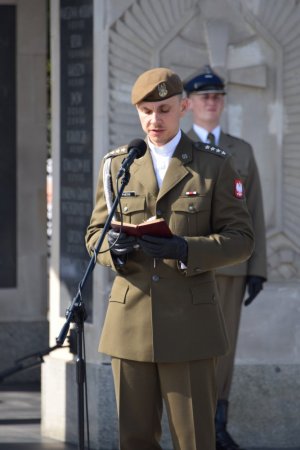 Modlitwa kapelana Wojska Polskiego przed Grobem Nieznanego Żołnierza