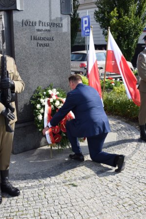Jan Józef Kasprzyk Szef Urzędu do spraw Kombatantów i osób represjonowanych składa wieniec przed pomnikiem marszałka Józefa Piłsudskiego