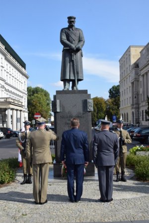 Oddanie honorów przed pomnikiem Józefa Piłsudskiego