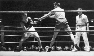 Mecz bokserski Niemcy - Polska w Dortmundzie w 1937 roku. Stanisław Piłat i Herbert Runge podczas walki
