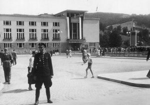 Posterunkowy Stanisław Piłat podczas pełnienia służby na placu przed Domem Zdrojowym w 1937 roku
