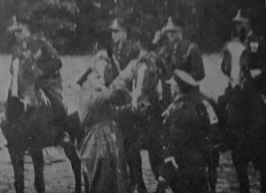 Komendant PP m. st. Warszawy, insp. Edmund Czyniowski dekoruje zwycięskie konie Rezerwy stołecznej Policji - 1929 rok