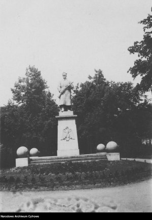 Rawicz - pomnik Powstańca Wielkopolskiego na plantach
