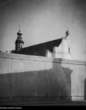 Rawicz - Kaplica więzienna otoczona wysokim murem