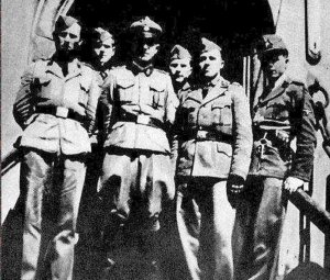 SS-Scharführer Frühwirth w feldmutze wśród innych SS-maów z Pawiaka