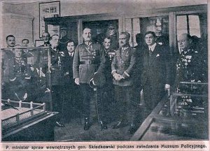 P. minister spraw wewnętrznych gen. Składkowski podczas zwiedzania Muzeum Policyjnego