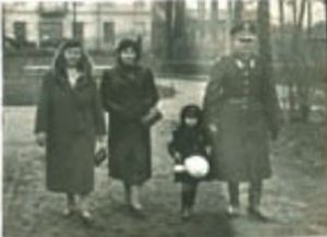 Rodzinny spacer w Białymstoku. Od prawej: Bronisław Korzelski, jego córka Irena, żona Maria i niania