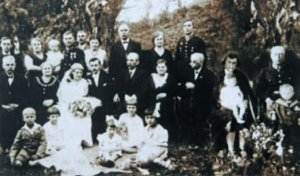 Rodziny Szelców i Kruszelnickich. Pierwszy z prawej w mundurku marynarskim to czteroletni wówczas Jan Szelc, za nim ojciec Bolesław