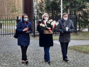 Oficer Łącznikowy Policji w Federacji Rosyjskiej wraz z delegacją Ambasady RP w Moskwie złożyła kwiaty i zapaliła znicze na Polskim Cmentarzu Wojennym w Miednoje