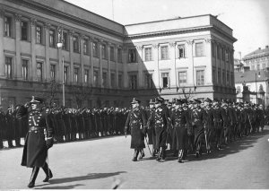 Obchody Święta Policji Państwowej w Warszawie. Defilada odznaczonych funkcjonariuszy policji na placu Saskim - 1927 rok