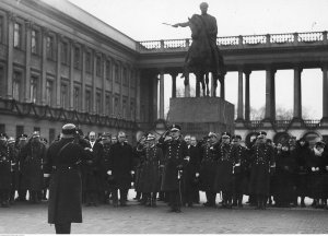 Obchody Święta Policji Państwowej w Warszawie. Przedstawiciele władz podczas uroczystości na placu Marszałka Józefa Piłsudskiego w 1933 roku