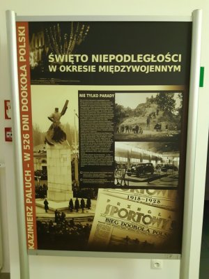 Ekspozycja muzealna ukazująca obchodzenie uroczystości Święta Niepodległości w II Rzeczypospolitej