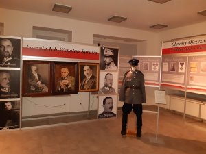 Ekspozycja muzealna, na pierwszym planie przodownik VII (krakowskiego) Okręgu Policji Państwowej z początku lat dwudziestych XX wieku