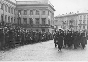 Defilada oddziałów policji na placu Marszałka Józefa Piłsudskiego. Warszawa 1931 r.